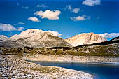 Parco Naturale Fanes-Senes-Braies. Escursione al Rifugio Fanes. Il passo Limo 2174 m. e il suo  lago. Sullo sfondo la Cima delle Nove (sinistra) e il monte Sella di Fanes (destra). 